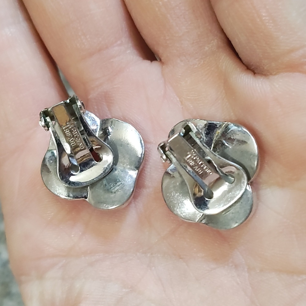 CROWN TRIFARI VINTAGE PAT PENDING SILVER-TONE KNOT BUTTON CLIP-ON 3/4" EARRINGS - Picture 4 of 10